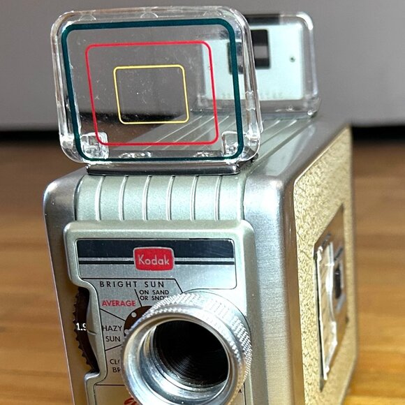 VINTAGE KODAK BROWNIE 8mm MOVIE CAMERA W/ LEATHER FIELD CASE - Picture 2 of 14